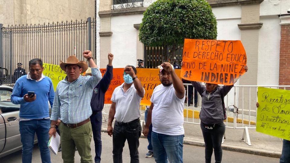 Maestros de la CETEG a su salida de Gobernación tras un encuentro con autoridades.