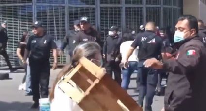 Comerciantes se enfrentan contra policías afuera de un panteón en Ecatepec: VIDEO