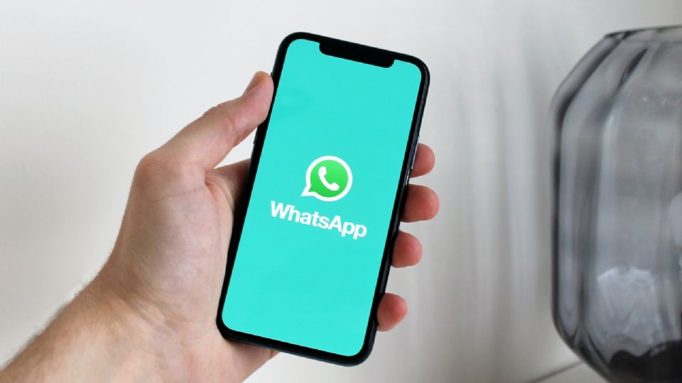 Las primeras versiones de WhatsApp fueron implementadas en dispositivos móviles Apple.