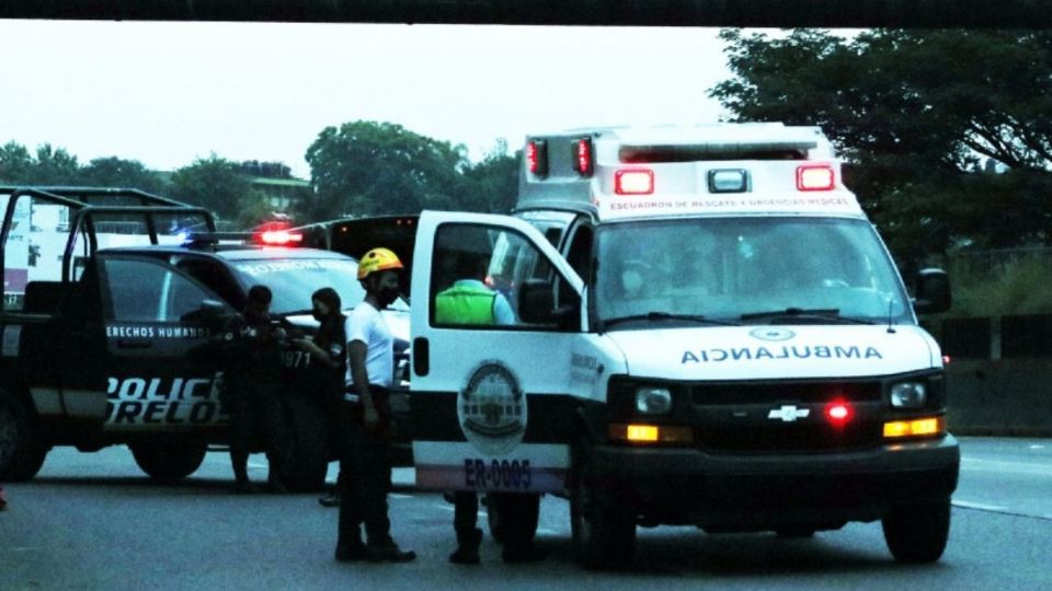 Cuerpos de emergencias en carretera a Tepoztlán