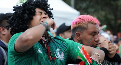 Acuden miles de personas a Monumento a Revolución para observar eliminación de selección nacional