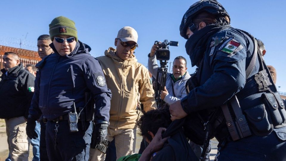 Policías municipales y la Guardia Nacional desalojaron un campamento de migrantes venezolanos.