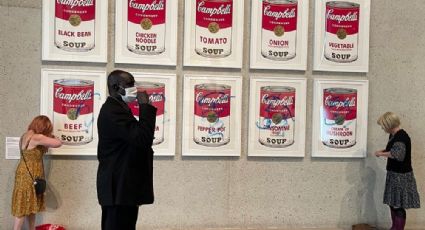 Mujeres se pegan en obra de arte ‘Latas de sopa Campbell’ como protesta en Australia