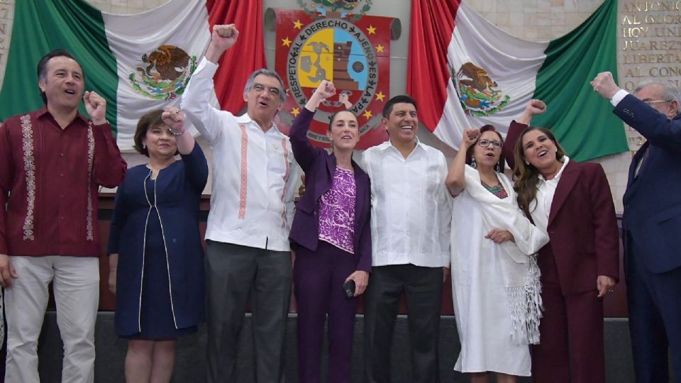 La jefa de Gobierno, Claudia Sheinbaum junto al gobernador de Oaxaca, Salomón Jara y a Américo Villarreal, de Tamaulipas.
