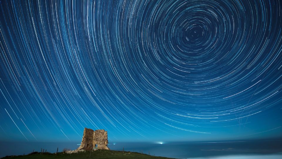 Imagen compuesta de 128 fotografías que muestran las estrellas circumpolares y la Torre de San Telmo en la localidad cántabra de Ubiarco, durante la noche del 13 al 14 de diciembre, coincidiendo con la lluvia de estrellas de la Gemínidas.