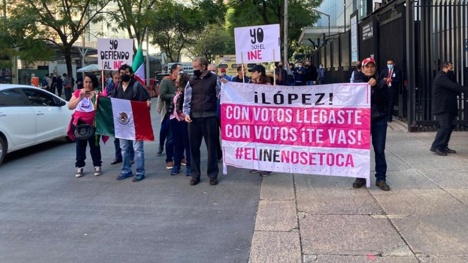 Manifestación contra la reforma electoral afuera del Senado de la República.