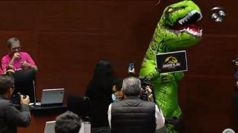 En el senado se apareció 'Donoxóchitl' para protestar por el plan 'B' de la reforma electoral.