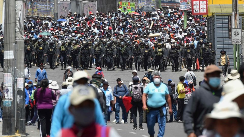 Continúa la crisis en Perú y cientos de nacionales están atrapados.