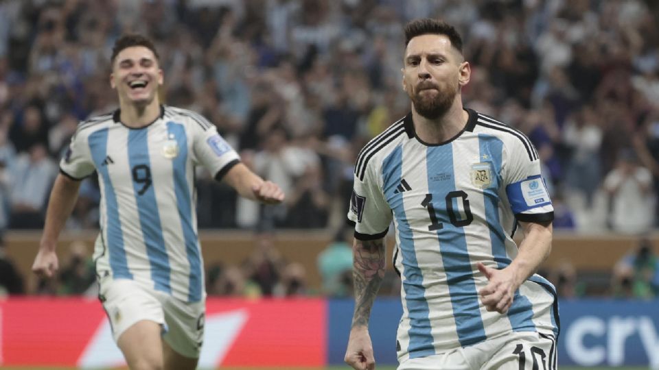 Lionel Messi le da la Copa a Argentina