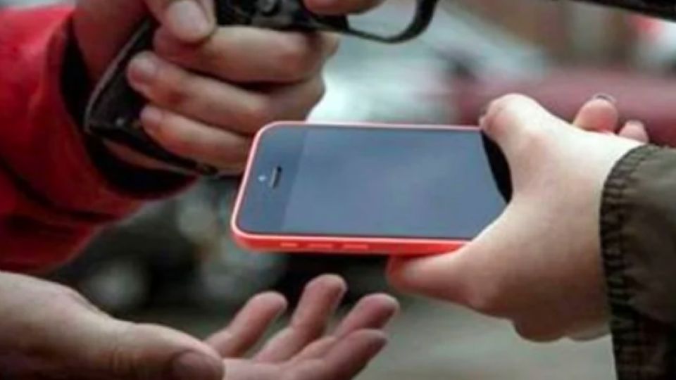 Niño amenaza a adulto con quitarle su celular
