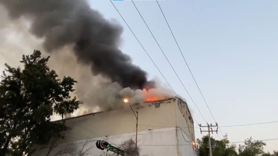 Se registró un incendio en una bodega del Barrio de Tepito.
