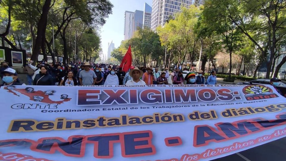 Integrantes de la CETEG y CNTE marcharon al Ángel de la Independencia para anunciar que levantan su plantón del Zócalo.