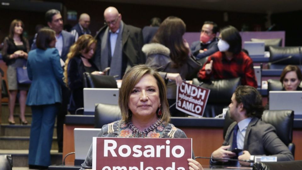 Xóchitl Gálvez porta una pancarta con la leyenda 'Rosario empleada de AMLO', en el Senado.
