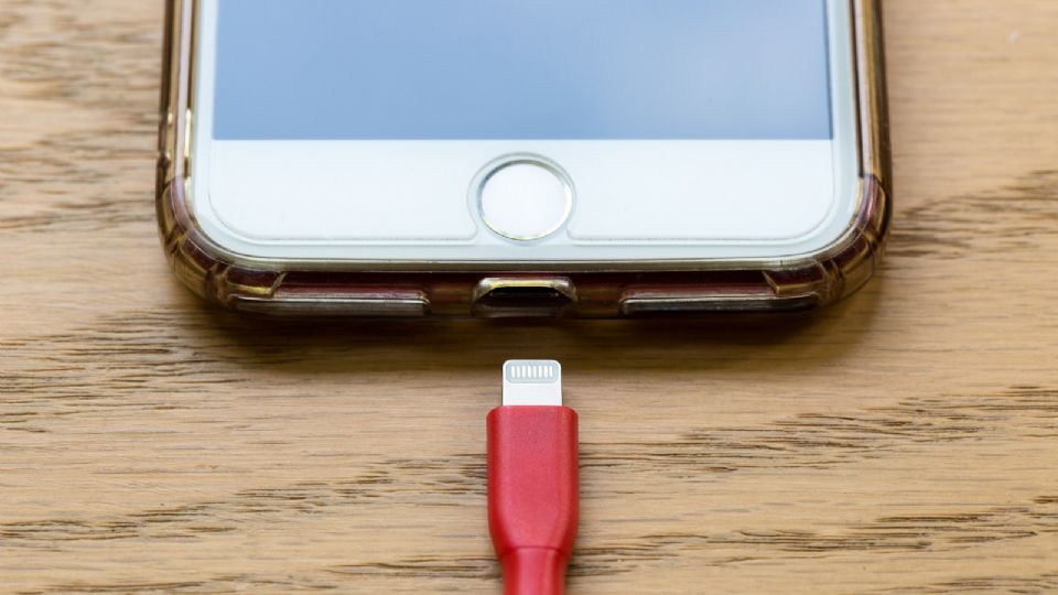 Para ahorrar batería, la pantalla se apaga completamente cuando el iPhone está boca abajo.