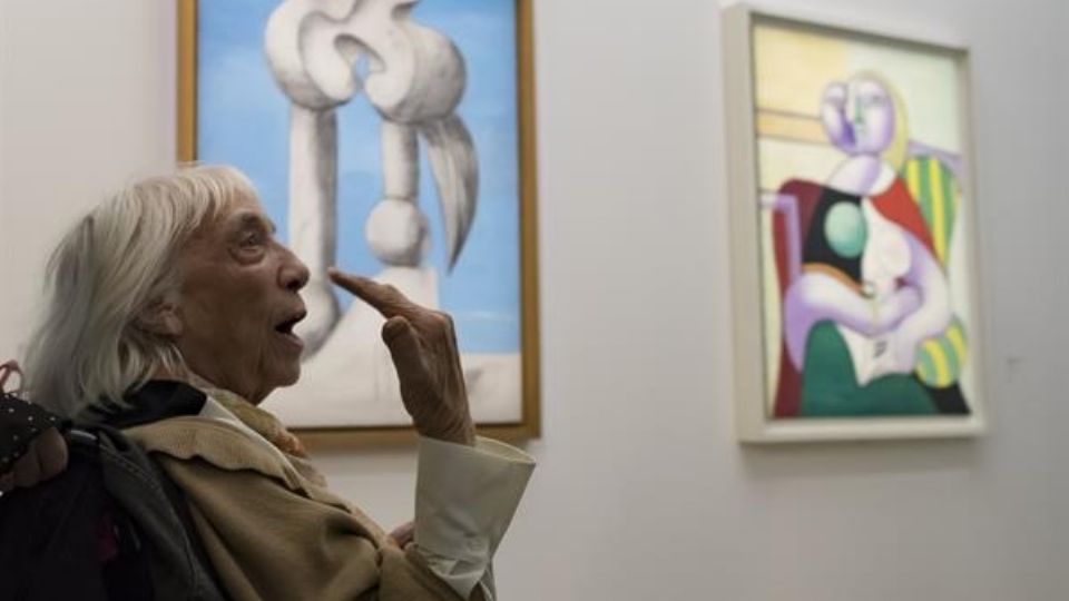 Maya Ruiz-Picasso posa frente a cuadros de su padre durante una visita a la exposición 'Picasso 1931: Año erótico'.