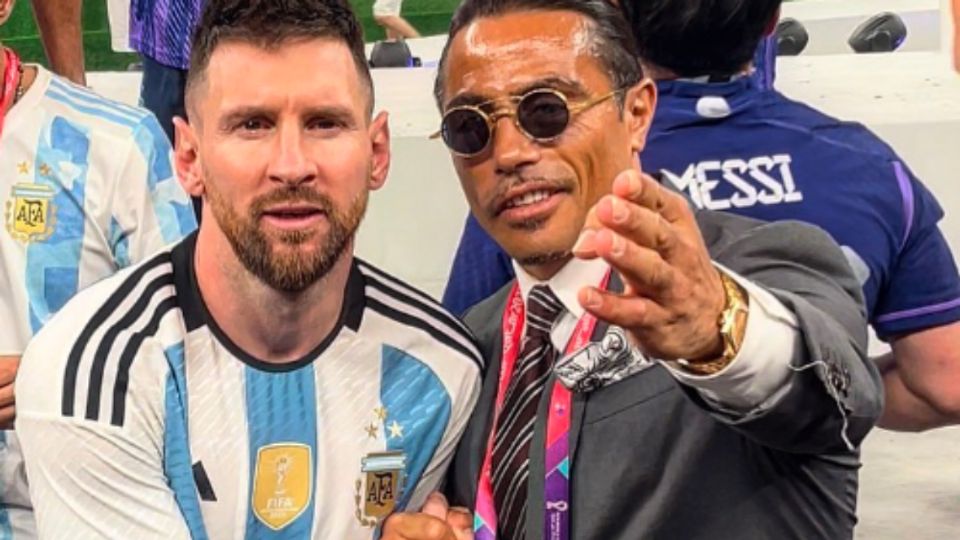 Messi y chef “Salt Bae” posando en la final de Copa del Mundo.