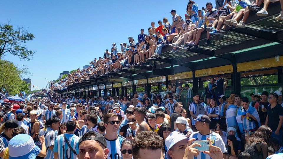 Aficionados argentinos llevaron el festejo tras la victoria de su selección al extremo.