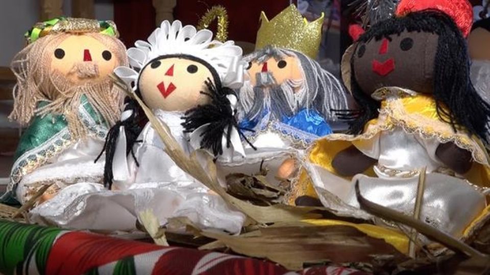 Artesanos fabrican figuras navideñas inspiradas en la muñeca indígena Lelé, hoy, en la comunidad de San Ildefonso Tultepec, en Querétaro.