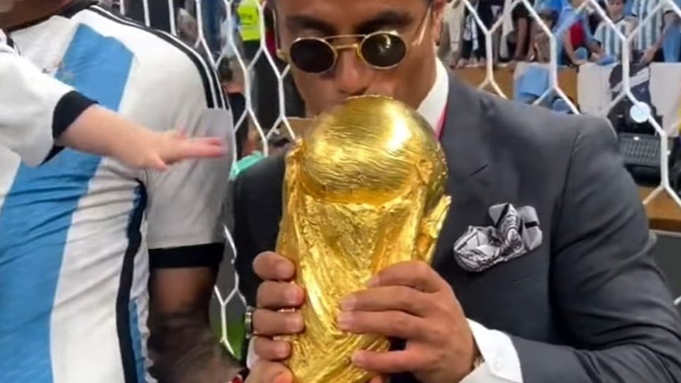 Chef Salt Bae besa el trofeo del Mundial de Qatar 2022.