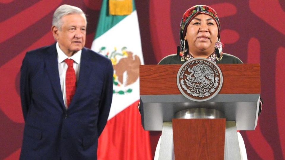 Claudia Olivia Morales Reza, titular de la Conapred a lado del presidente de México