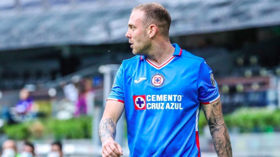 De manera extraoficial se pudo saber que Cruz Azul compró el 80% de la ficha del jugador y lo firmó hasta el 2026.