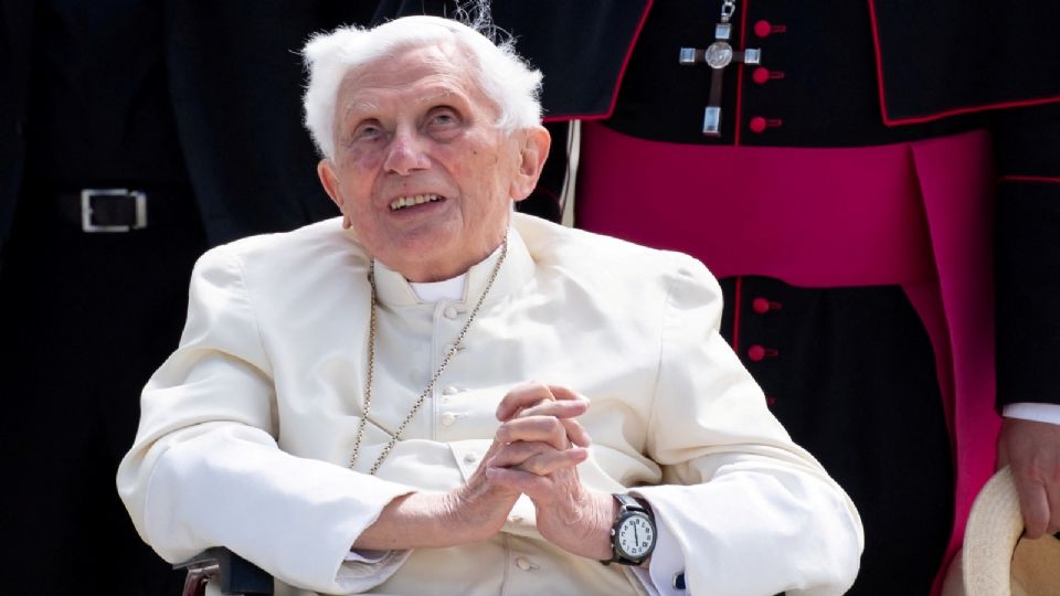 Piden por la salud de Benedicto XVI.