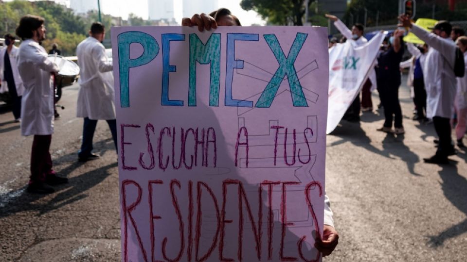 Médicos de Pemex exigen el pago de aguinaldo.