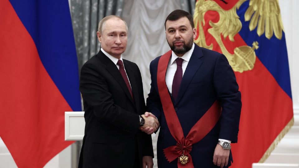 Denis Pushilin estrecha la mano de Vladímir Putin