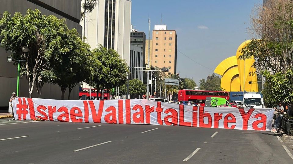 Familiares de Israel Vallarta protestaron en calles de la CDMX.