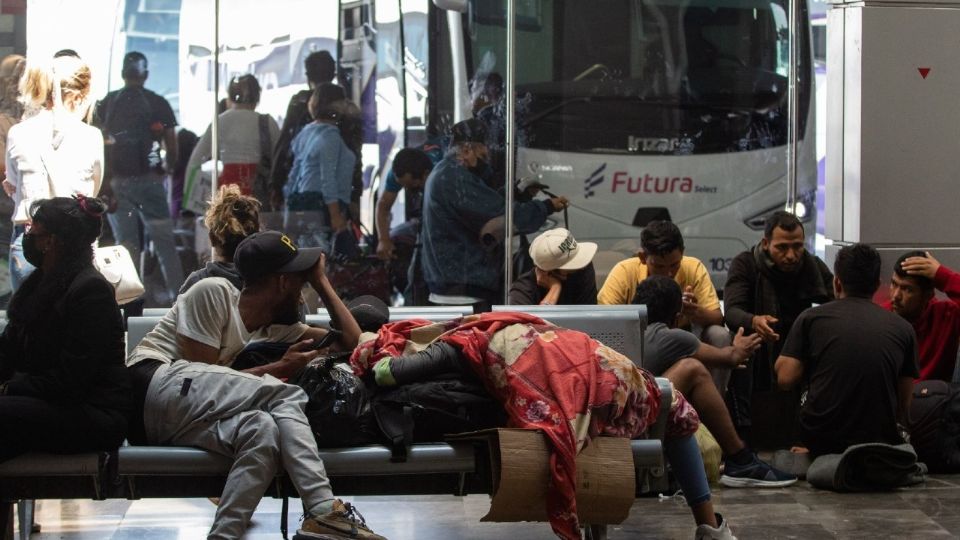 Migrantes en la estación de autobuses del Norte.