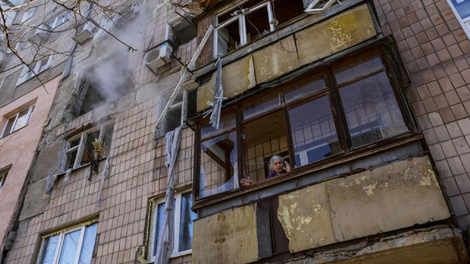 Edificios dañados tras bombardeos en Ucrania