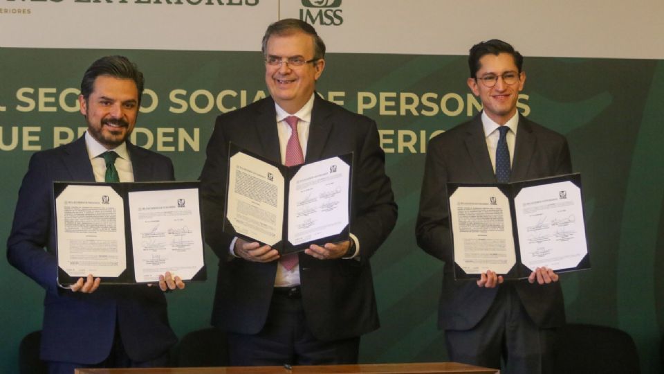 Marcelo Ebrard y Zoé Robledo firmaron un acuerdo que les permitirá a los paisanos en Estados Unidos asegurarse.