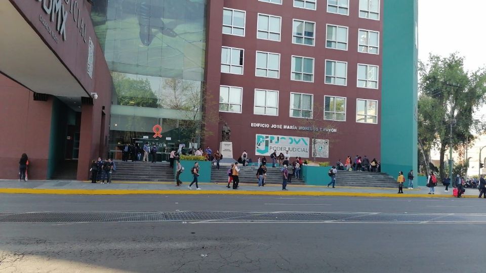 Sigue el plantón de trabajadores base del Tribunal Superior de Justicia de Ciudad de México.