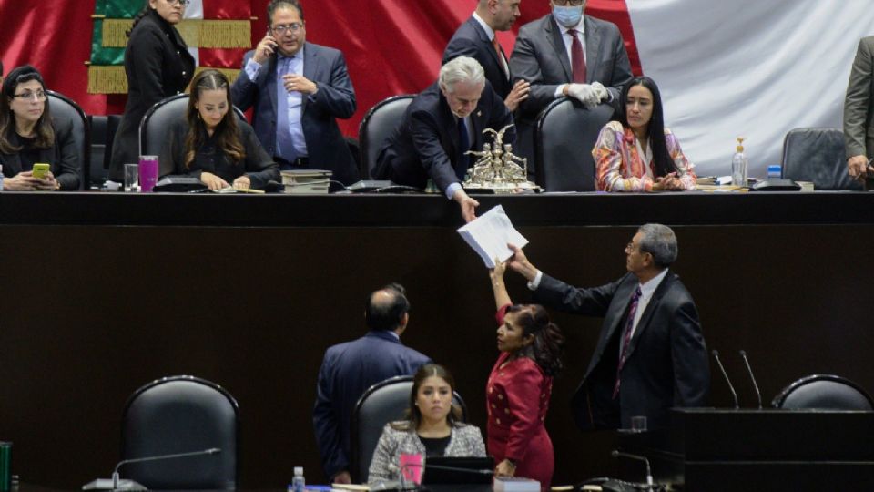 Entrega de las leyes secundarias de la reforma electoral.