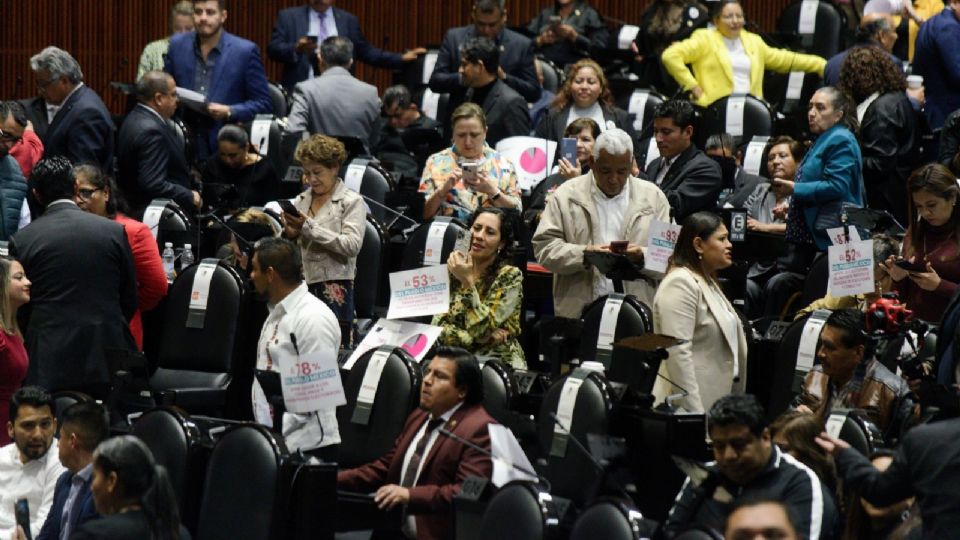 Reacciones de legisladores del grupo parlamentario de Morena, y PT, al ser desechada la reforma constitucional en materia electoral.