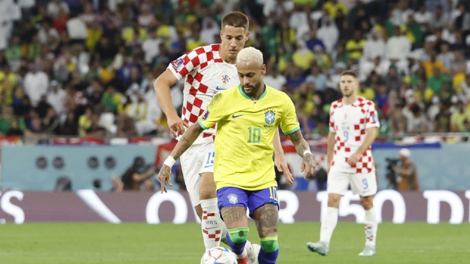 Mario Pašalic (atrás) de Croacia disputa un balón con Neymar de Brasil hoy.