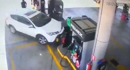 Captan momento exacto en que son atropellados dos despachadores de una gasolinera: VIDEO