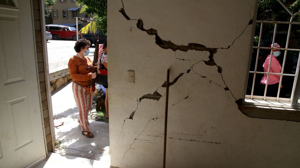 Confirman un muerto por el sismo de 7.4 grados.