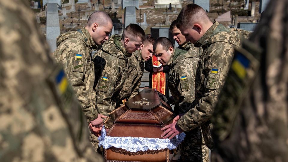 Ucrania recupera cuerpos de sus soldados
