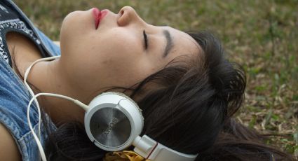 ¡Cuida tu audición! Otorrinolaringólogo recomienda audífonos fuera del oído