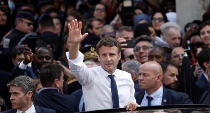 Macron es recibido a tomatazos en París