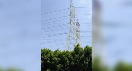 Hombre se arroja al vacío desde una torre de luz en Iztapalapa: VIDEO