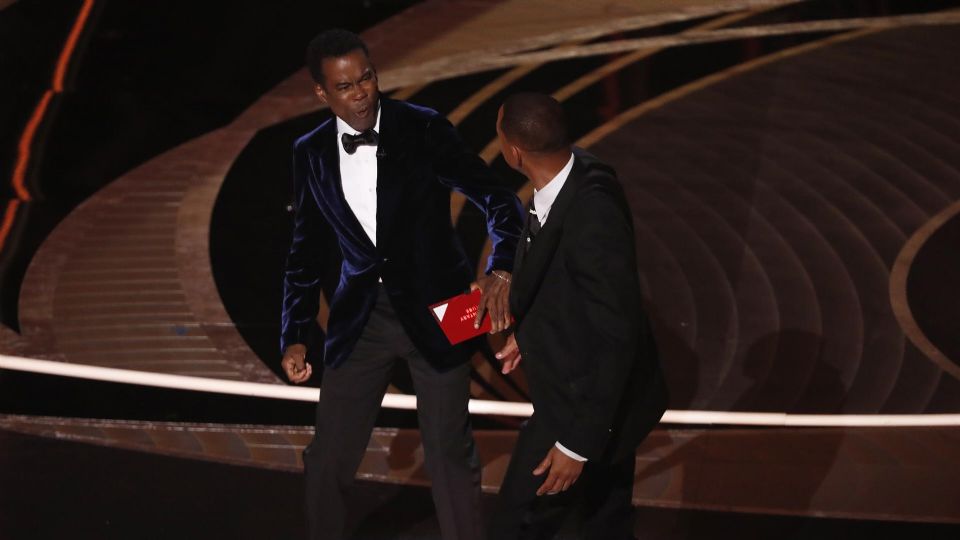 Will Smith cuando planta una cachetada a Chris Rock en la ceremonia de los premios Óscar.