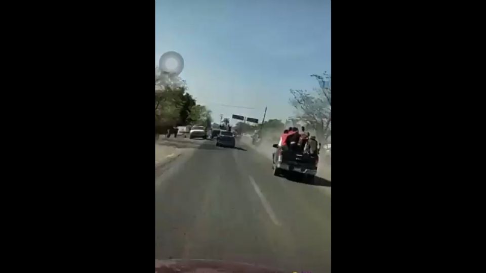 Camionetas civiles persiguen a convoy militar
