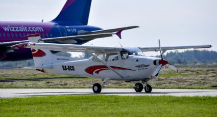 Aterrizan avión sin experiencia; piloto sufre emergencia médica
