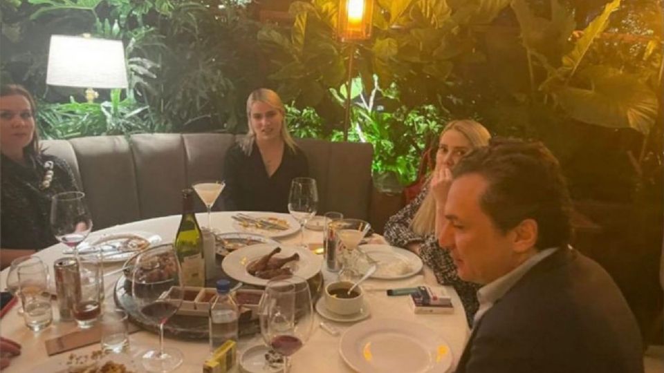 Lourdes Mendoza fue quien tomó la foto de Emilio L en un restaurante