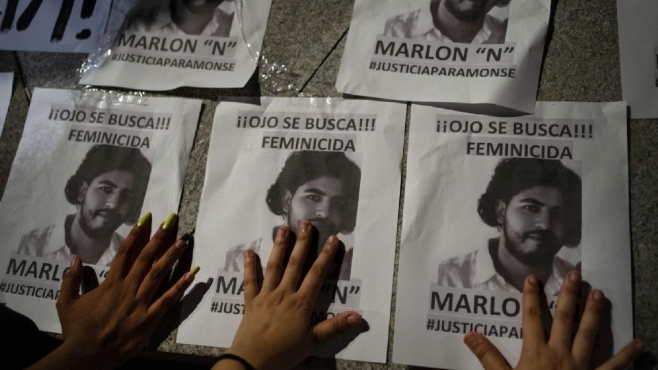 Decenas de amigas, familiares y organizaciones marcharon la noche de este sábado para exigir la captura de Marlon N, presunto feminicida de la joven Montserrat Bendimes.