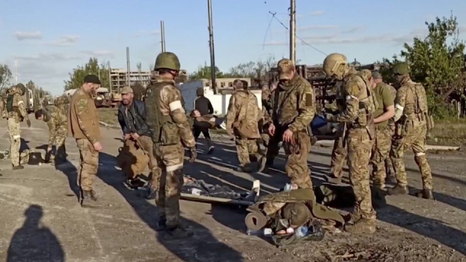 Soldados ucranianos son revisados por el Ejército Ruso.