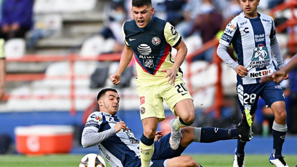 Richard Sánchez (Pachuca) y Luis Chávez (América) durante el partido de ida de los cuartos de final en 2021.