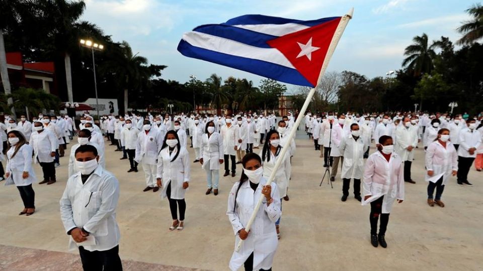 Gobierno mexicano contrata más médicos cubanos.